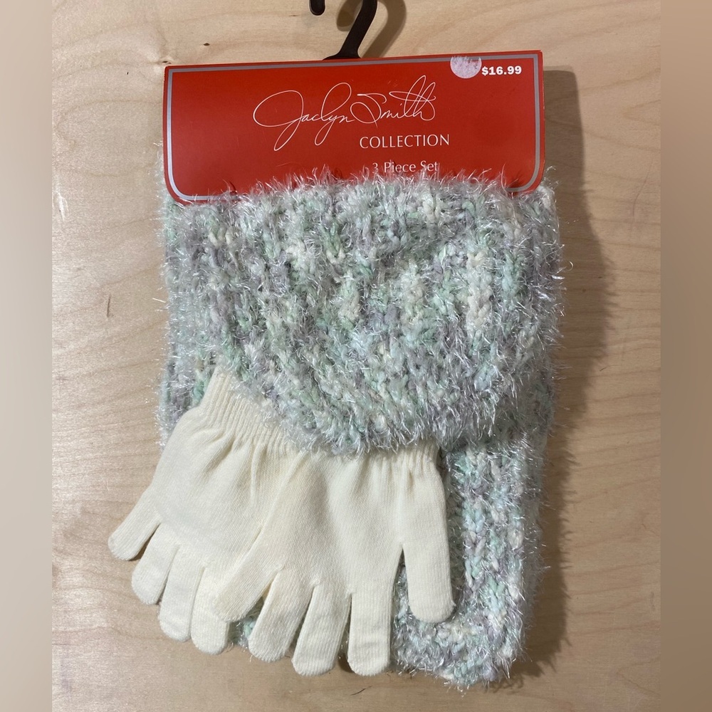 Jaclyn Smith 3 Piece Set Scarf, Glove, Hat (CT)